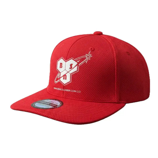Gorra roja con logo BSN y diseño de cometa, ideal para entrenamiento y estilo deportivo